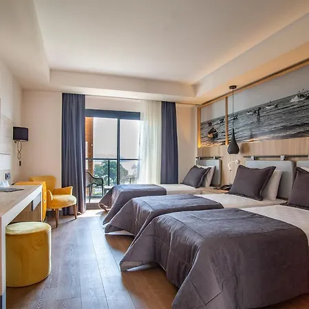 Maia Luxury & فندق 4*